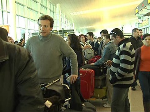 Pasajeros indignados se aglomeran en El Prat