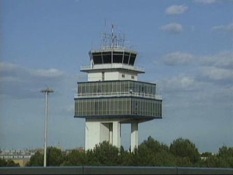 La entrada en vigor del estado de alarma obliga a los controladores aéreos a empezar a trabajar