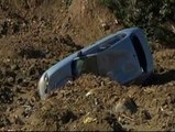 El derrumbe de una ladera en Carmona sepulta varios vehículos bajo el barro