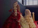 30 trajes de papel se exponen en Badajoz