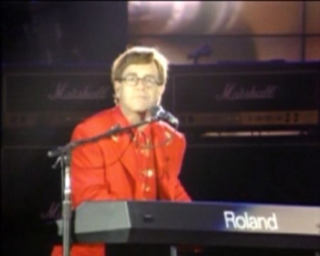 Elton John fue financiado ilegalmente