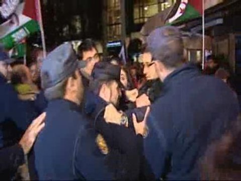 Forcejeo entre la policía y activistas pro-saharauis frente al Ministerio del Interior