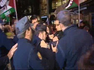 Forcejeo entre la policía y activistas pro-saharauis frente al Ministerio del Interior