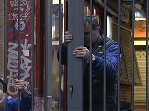 Instalan las rejas en mercado de la Boquería