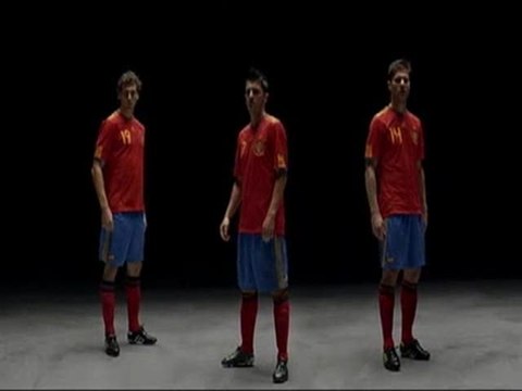 Villa, Llorente y Xabi Alonso enseñan la nueva camiseta de la selección