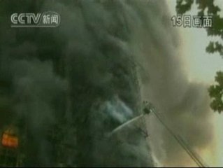 Un incendio devora un edificio de 28 pisos en Shangai
