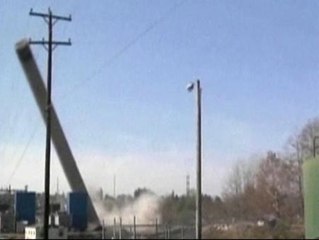 Una chimenea cae hacia el lado equivocado durante una demolición en Ohio (EE UU)