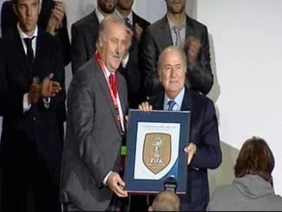 Blatter entrega a Del Bosque la escarapela de campeona del mundo