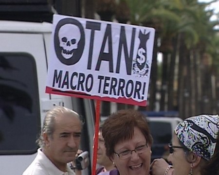 Una veintena de colectivos participan en Rota 'en contra de la bases militares