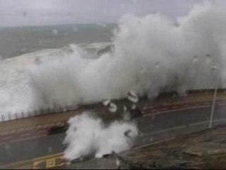 La fuerza del mar destroza el Paseo Nuevo de San Sebastián
