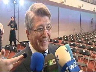 Cerezo bromea cuando le preguntan por Forlán