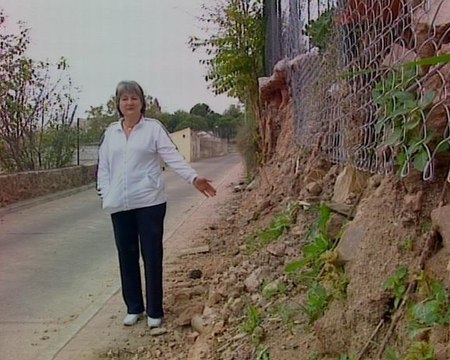 En peligro por desprendimientos de un muro