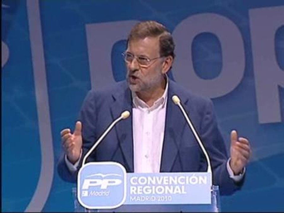 "El nuevo-viejo Gobierno de Zapatero ha iniciado su andadura dando patadas"