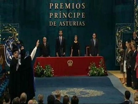 El teatro Campoamor enmudece con el himno de España