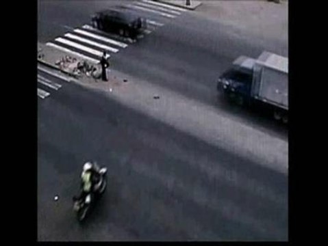 A escasos centímetros de las ruedas