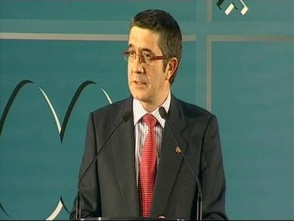 Patxi López afirma que "la pesadilla" de la violencia etarra "está terminando"