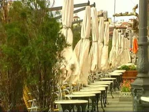 Paraguas y resignación para disfrutar del puente de los Santos