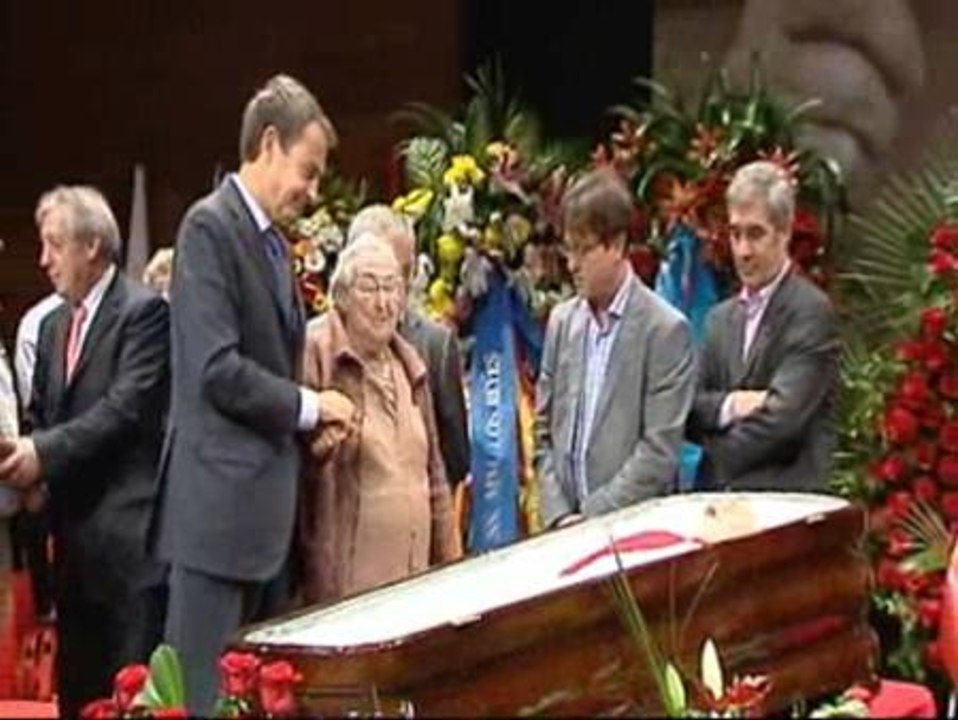 Zapatero visita la capilla ardiente de Marcelino Camacho