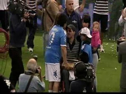 Maradona homenajea a Cáceres