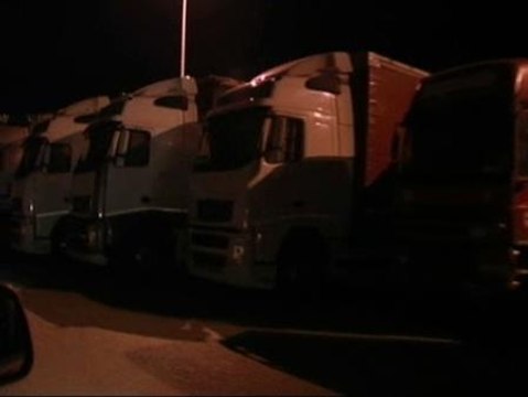 Los camiones aparcan en la frontera