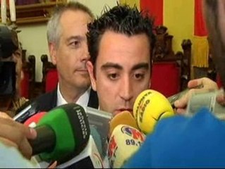 Xavi Hernández recibe el homenaje de sus paisanos en Terrasa