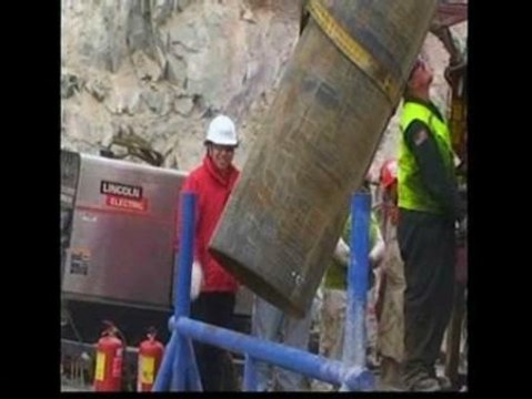 El revestimiento del túnel por el que saldrán los 33 mineros chilenos terminará hoy