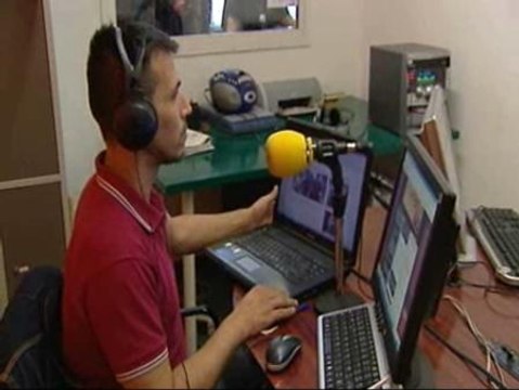 Centenares de ecuatorianos se concentran en la embajada para apoyar a Correa