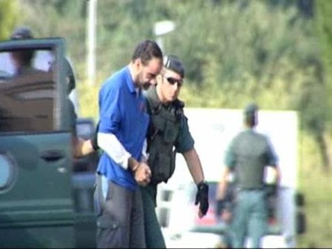 La Guardia Civil halla explosivos y armas en un local de ETA en San Sebastián