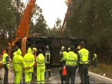 Un muerto y 25 heridos tras volcar un autobús en Pontevedra