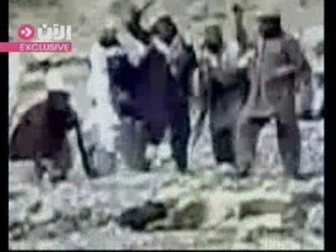 Un grupo de milicianos talibán lapida a una mujer pakistaní