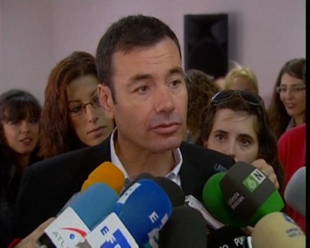 Tomás Gómez vota ante sus seguidores