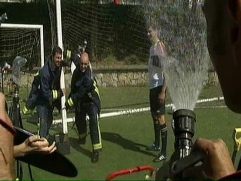 Llorente, modelo estrella en el calendario de los bomberos de Vizcaya
