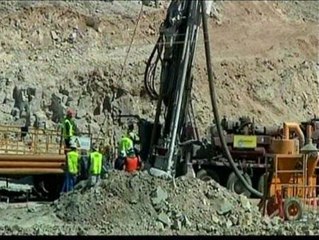 Video herunterladen: La perforadora llega a la zona de los mineros atrapados en Chile