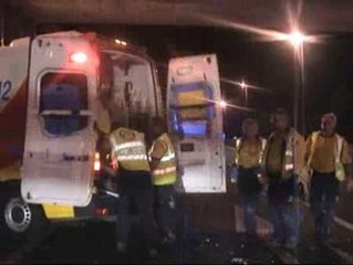 Video herunterladen: Seis jóvenes heridos de gravedad en Madrid al precipitarse el coche en el que viajaban