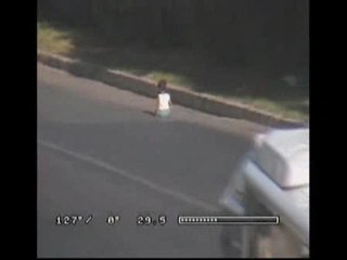 Un niño sobrevive al tránsito de una autopista