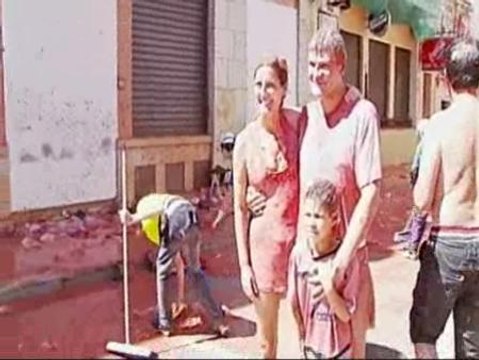 Buñol se tiñe de rojo con la tomatina