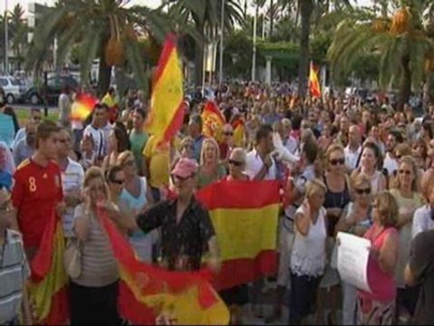 Los melillenses se manifiestan contra la actuación del Gobierno y en apoyo a las mujeres policías