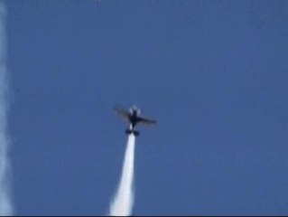 Espectacular accidente durante una exhibición aérea