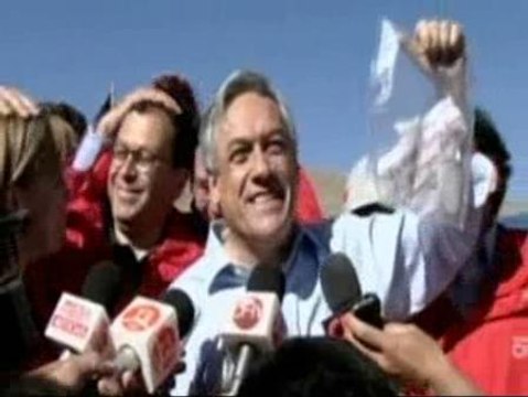 Los 33 mineros atrapados en Chile siguen con vida