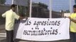Activistas marroquíes retiran los carteles contra la policía española en el paso de Beni-Enzar