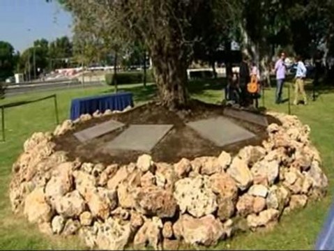 Flores en recuerdo a las víctimas del accidente de Spanair