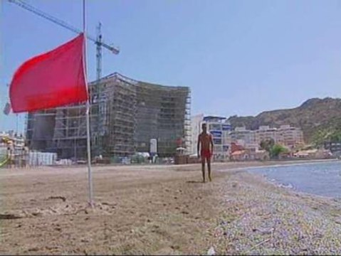 Continúa la bandera roja en las playas de Águilas (Murcia)