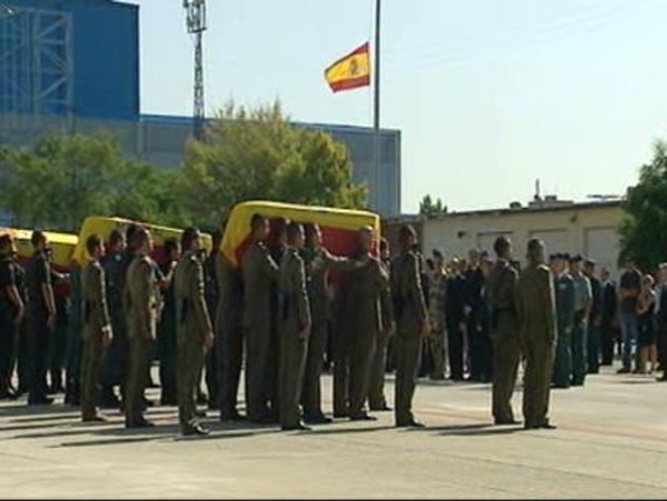 Llegan a Madrid los féretros de los españoles asesinados en Afganistán