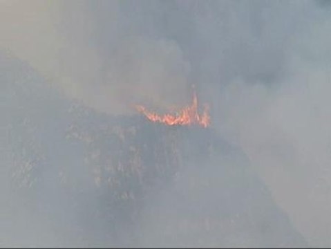 Continúa activo el incendio de León