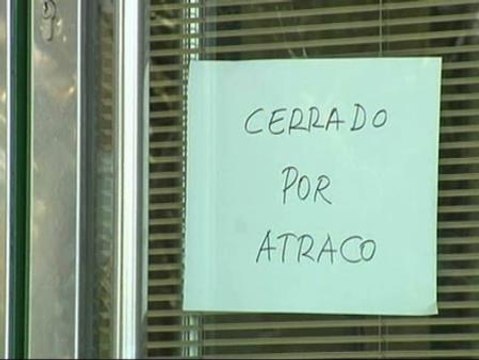 La policía sigue buscando al atracador que huyó en el coche de una mujer y sus hijos