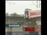 Impactante choque de dos trenes en China