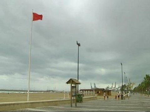 Banderas rojas y mucha lluvia en las playas de Levante