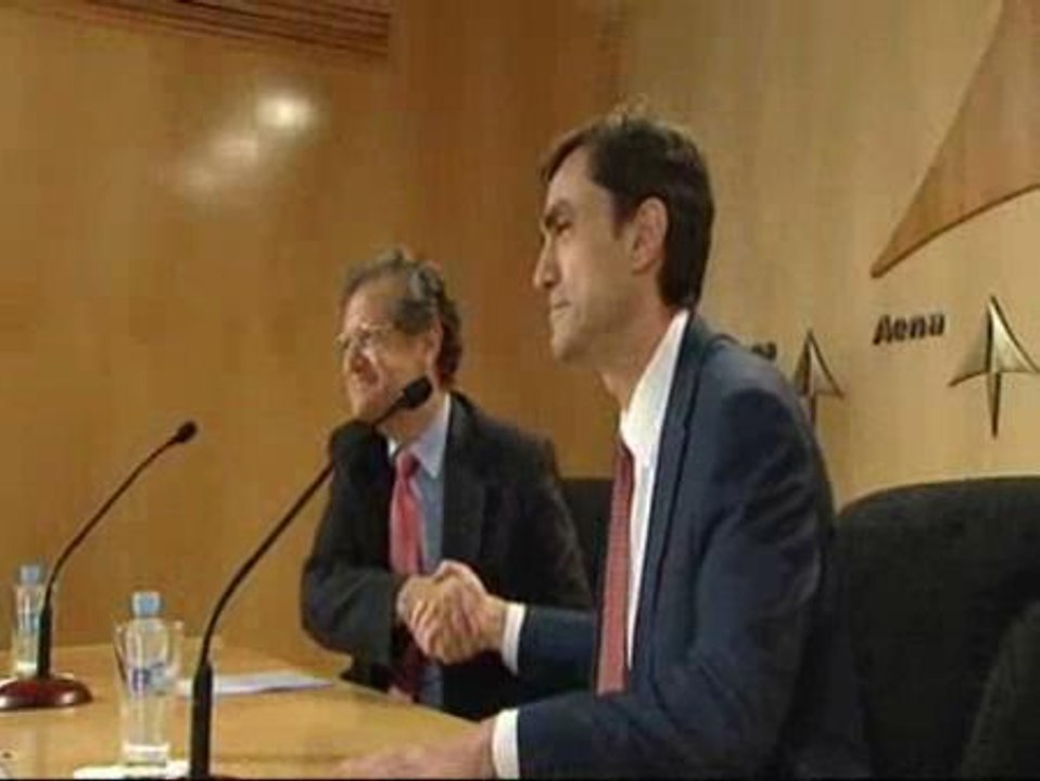 Acuerdo entre AENA y los controladores que garantiza la "paz laboral y social"