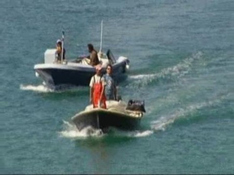 Flotas caza-medusas protegen las playas de San Sebastián