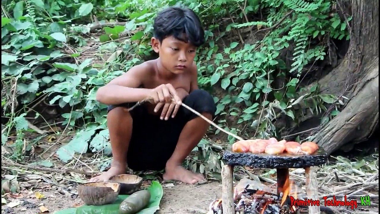 La Technologie Primitive - Manger de délicieux Cuisson d'oeufs de poisson sur un rocher